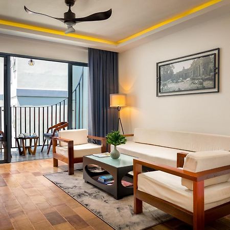 The Thirdfold Residence Ciudad de Siem Riep Exterior foto A living room in a hotel