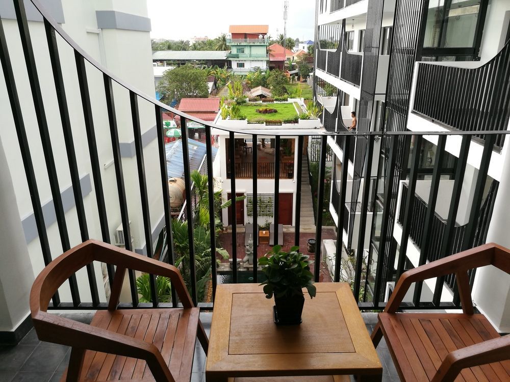 The Thirdfold Residence Ciudad de Siem Riep Exterior foto A balcony in a condominium