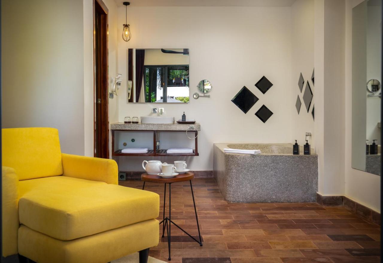 The Thirdfold Residence Ciudad de Siem Riep Exterior foto Bathroom at the hotel