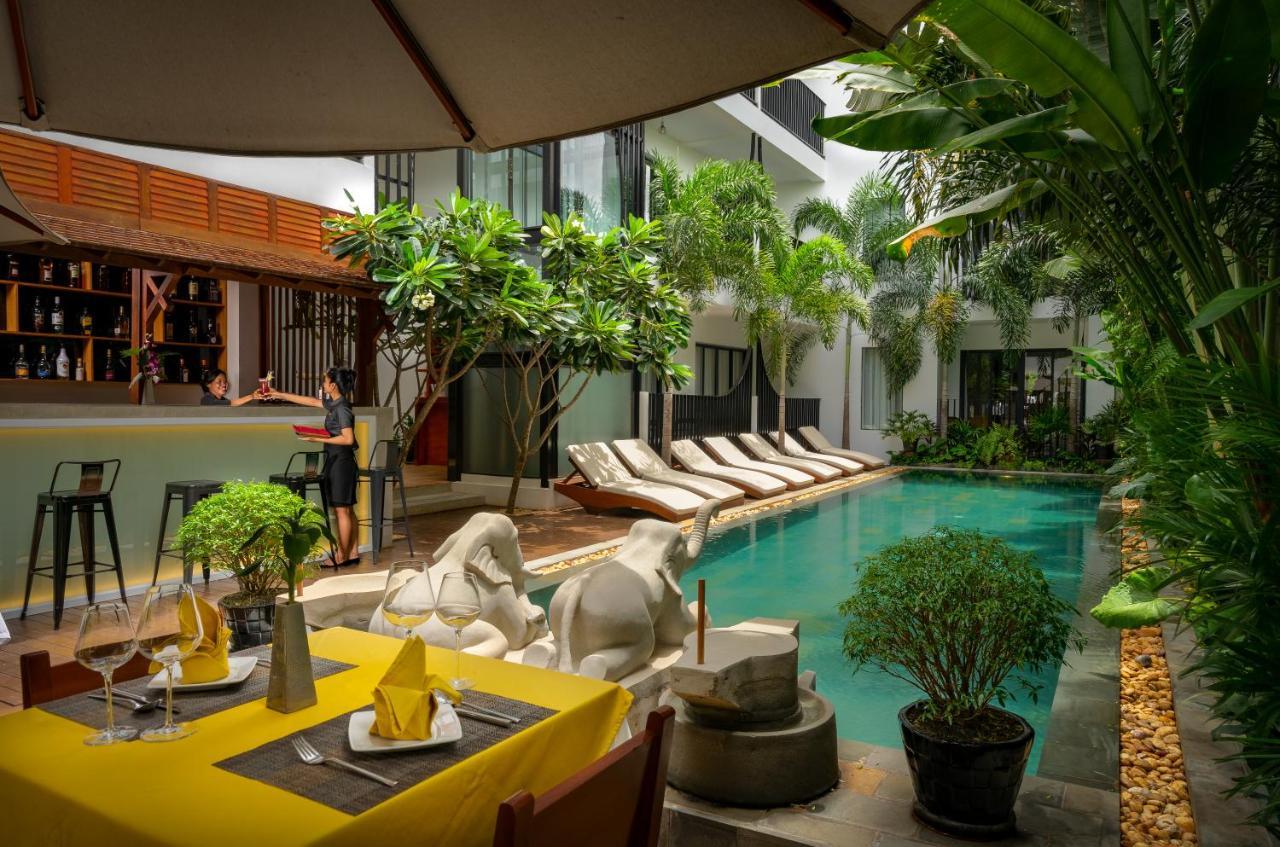 The Thirdfold Residence Ciudad de Siem Riep Exterior foto The pool at the hotel