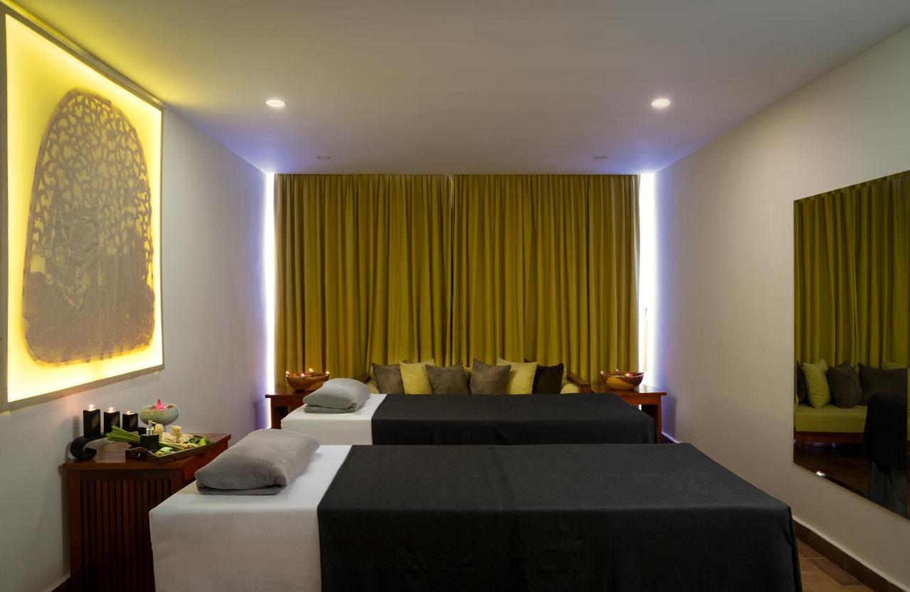 The Thirdfold Residence Ciudad de Siem Riep Exterior foto A massage room at a spa