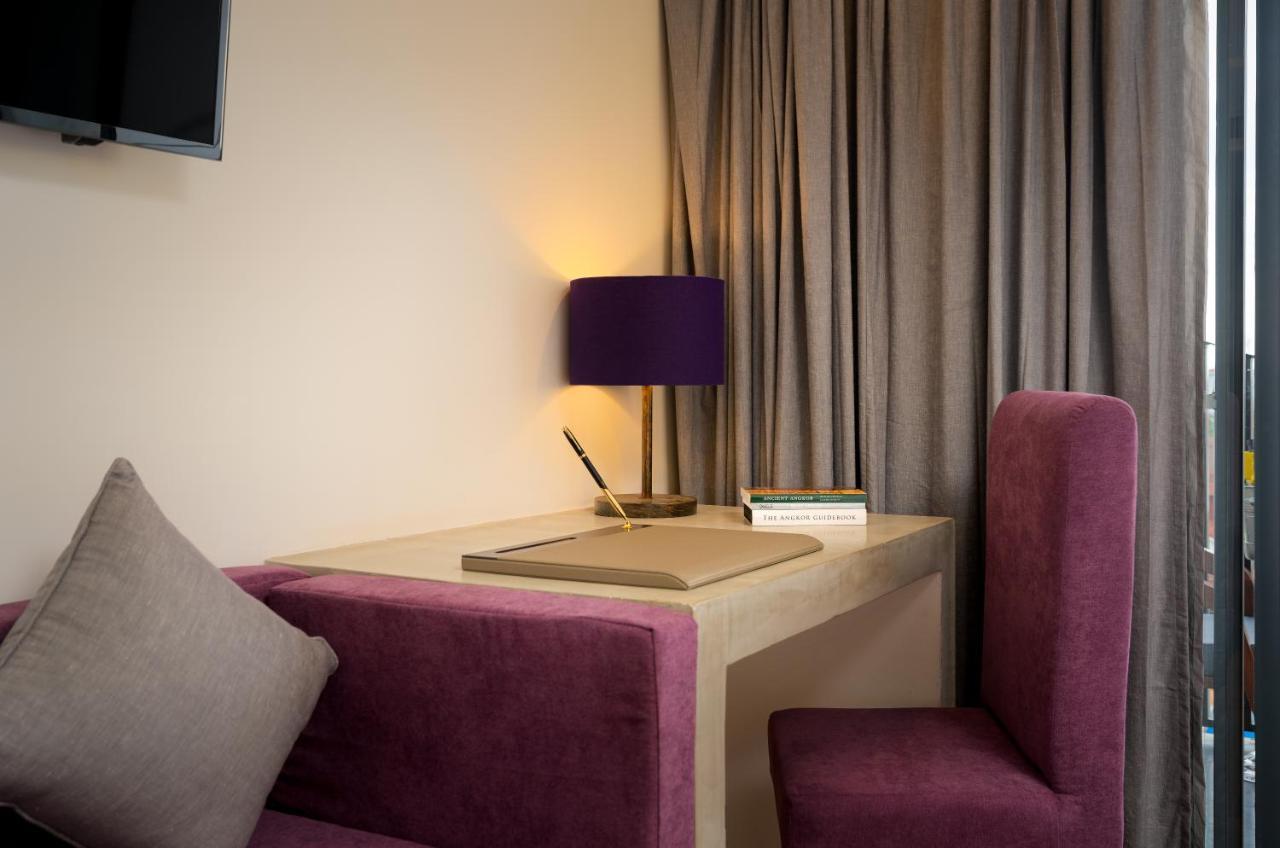 The Thirdfold Residence Ciudad de Siem Riep Exterior foto A table lamp
