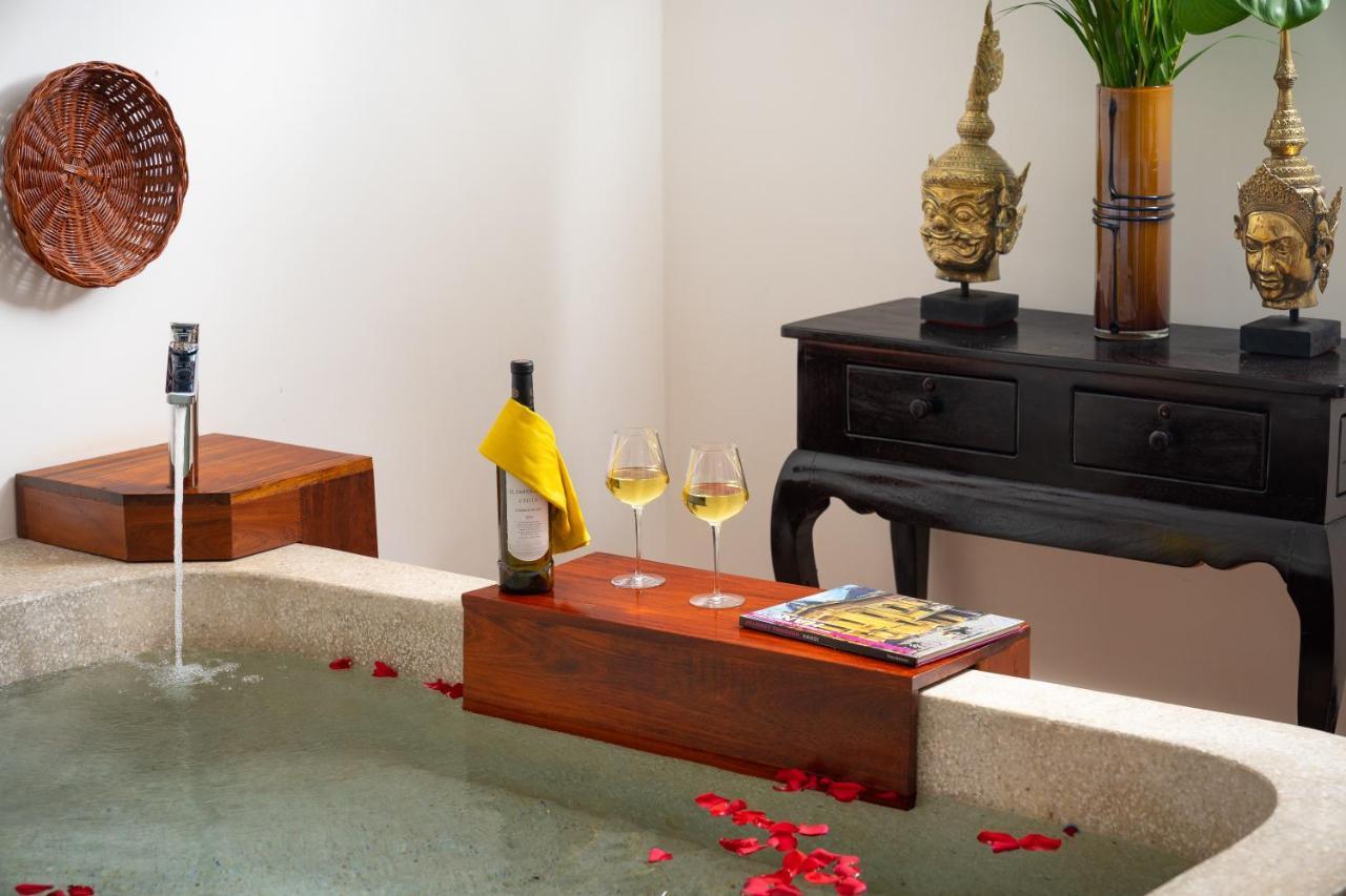 The Thirdfold Residence Ciudad de Siem Riep Exterior foto A bathtub with rose petals